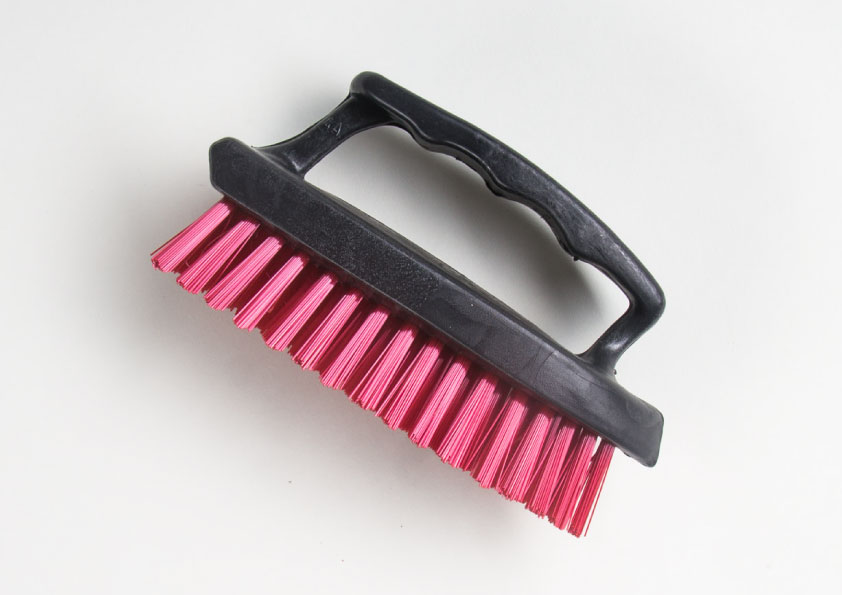 (1) Scrub Brush w Plastic 
Handle
